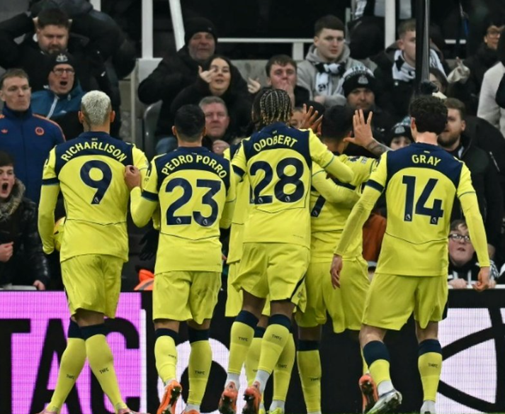 Romero acrobatics rescues point for Spurs in frantic finish at Newcastle