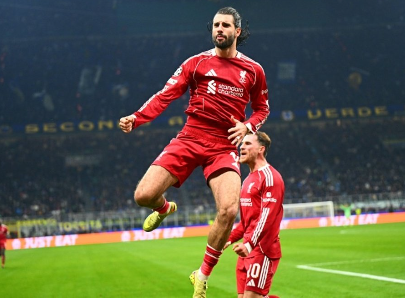 Liverpool Defy Salah Crisis as Late Szoboszlai Penalty Stuns Inter at the San Siro