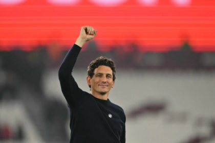 ANDREWS SIGNS EIGHT-YEAR DEAL! Brentford hand rookie boss contract until 2032 after stunning Prem rise