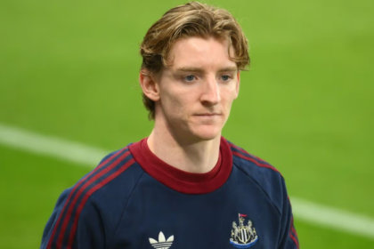 'DIVING MASK!' Gordon takes brutal dig at Ramsey after red card as team-mates laugh it off